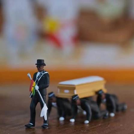 Косплей Ганские танцовщицы гроб фигура танца экшен похорон танцевальная команда дисплей забавные аксессуары игрушка для мальчика